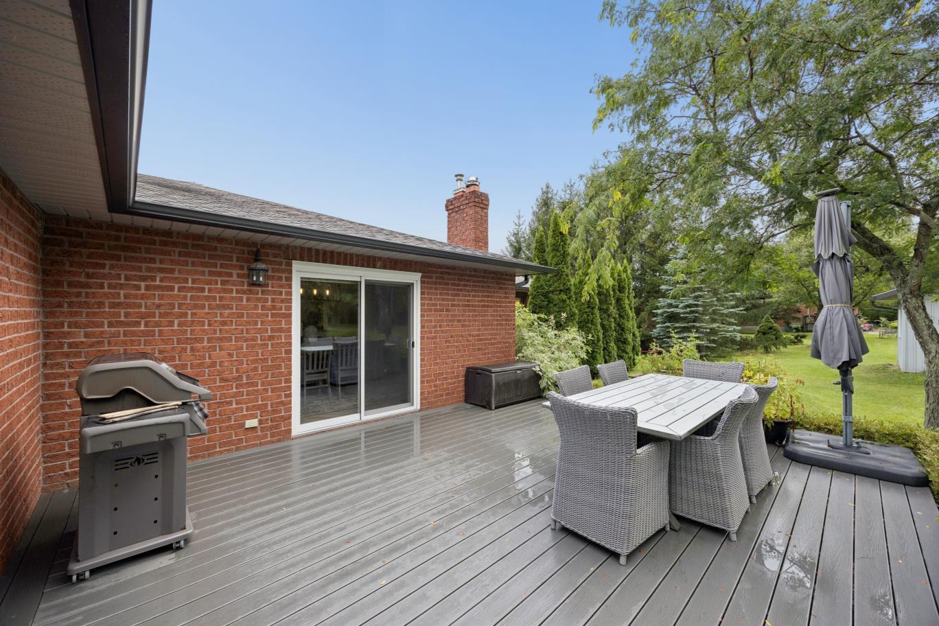 Expansive private backyard lawn and landscaping at 30 Potters Lane, Enniskillen